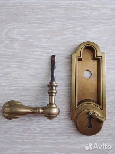 Старинная бронзовая дверная ручка с накладкой