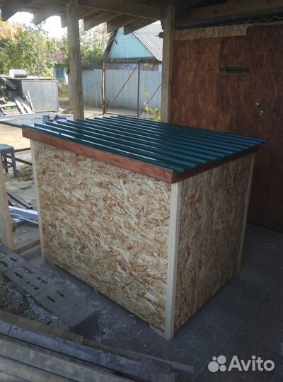 Собачья будка и гнезда для несушек