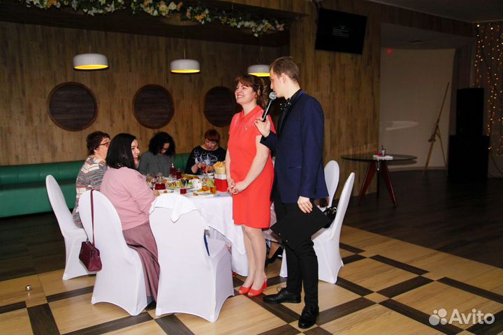 Ведущий с программой в стиле тв-шоу. Экономично