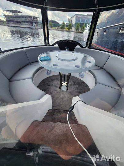Лодка беседка на воде