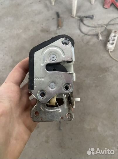 Замок двери задний левый Mitsubishi Pajero Sport 1