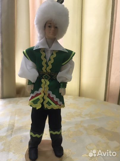 Сувенирная кукла в национальном костюме