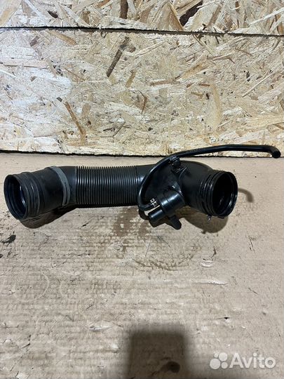 Патрубок воздушного фильтра Volkswagen touran 09