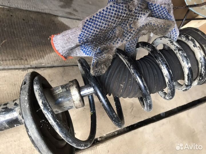 Задняя правая стойка Toyota Camry 50 / 55