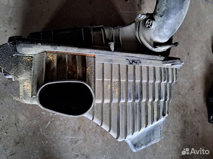 Корпус воздушного фильтра на Porsche Cayenne