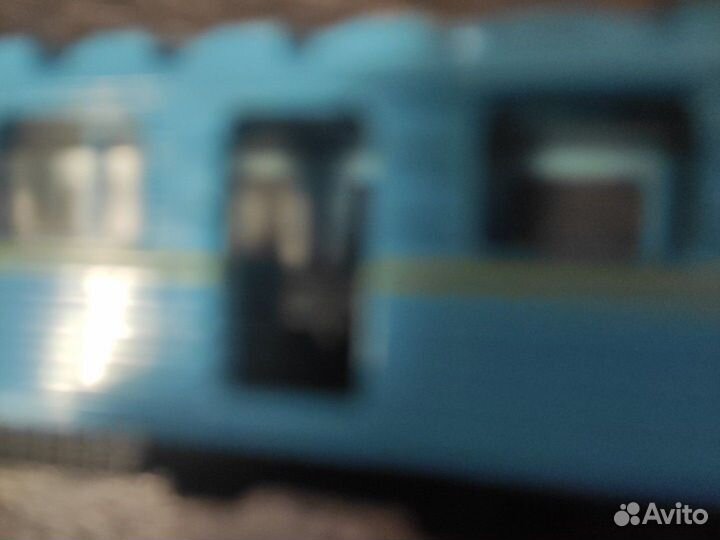 Игрушечная модель голубого поезда метро номерной