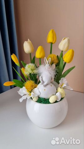 Кролик на яйце в кашпо