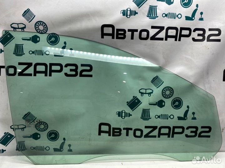 Стекло двери переднее правое Ford Focus 2 hwda