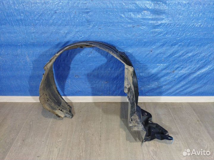 Подкрылок передний левый Toyota Hilux 8 2015