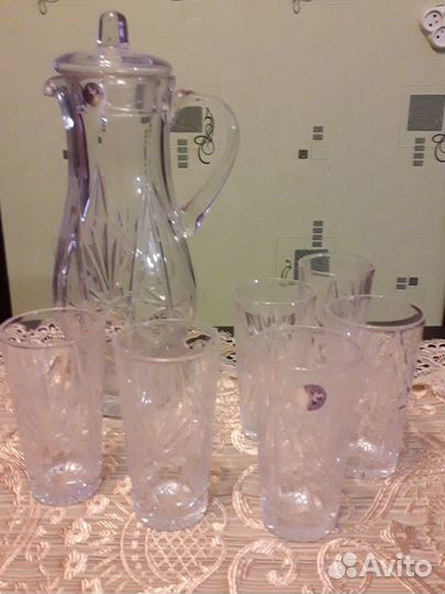 Хрустальный кувшин со стаканами