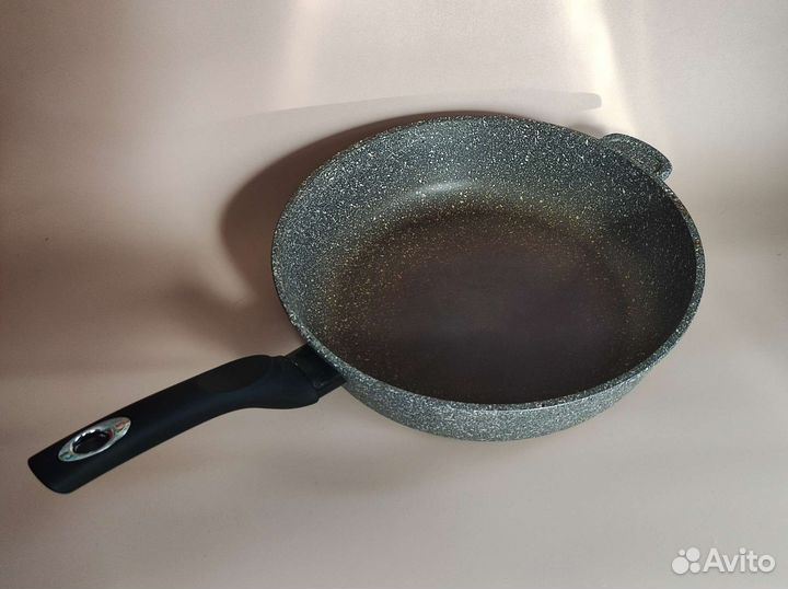 Сковорода литая 28