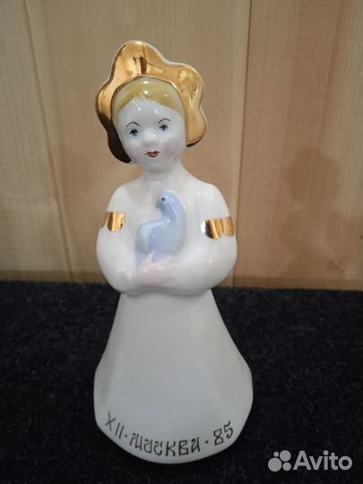 Статуэтка СССР девушка с голубем