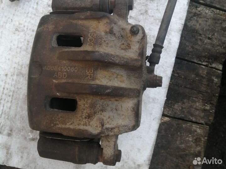 Суппорт передний правый Kia Sorento I BL