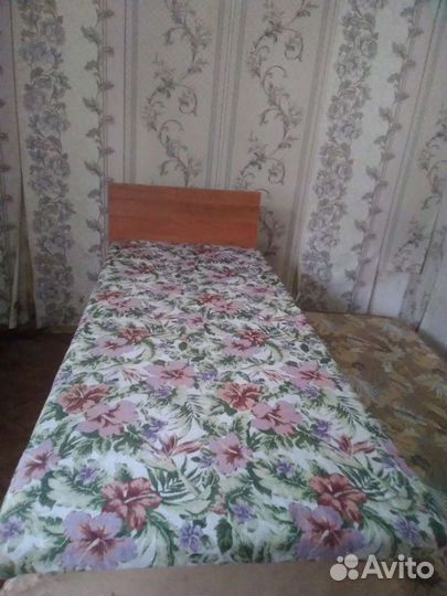 Кровать со встроенным матрацем средней мягкости