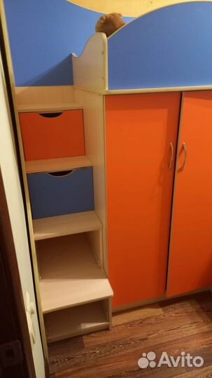 Двухъярусная кровать со шкафом и столом