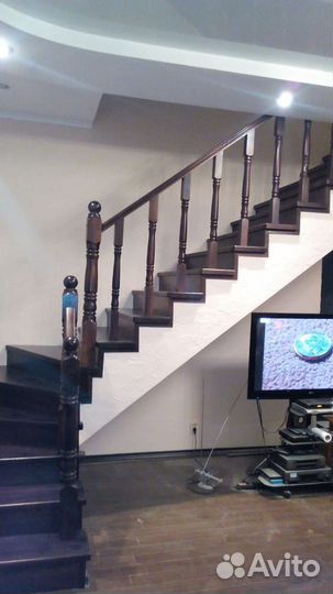 Лестница деревянная с забежными ступенями