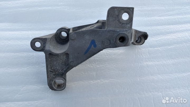 Кронштейн двигателя Renault Logan-8200414226