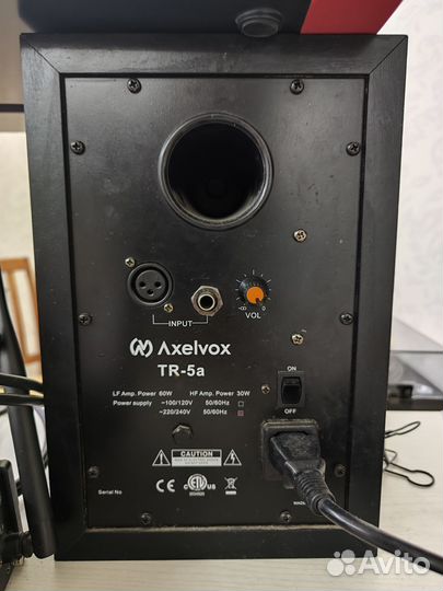 Пара студийных мониторов Axelvox TR-5A