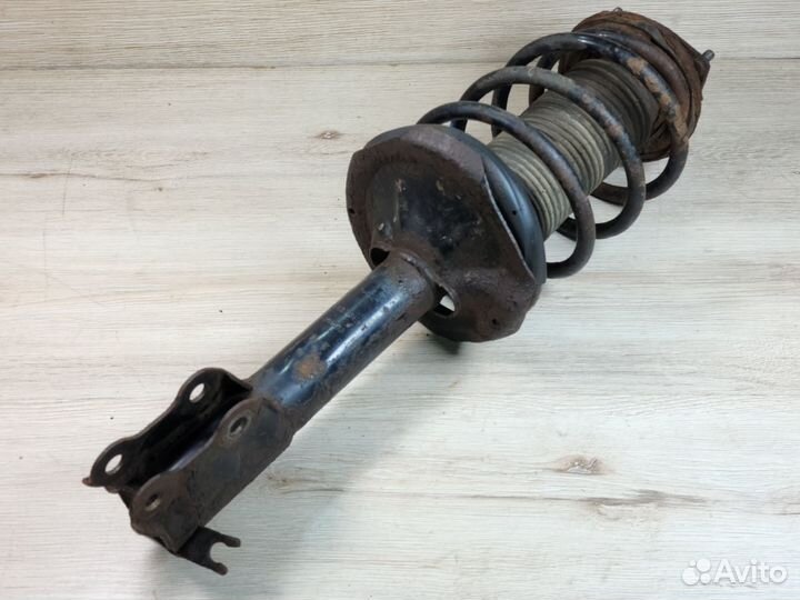 Амортизатор передний левый Nissan Almera N16