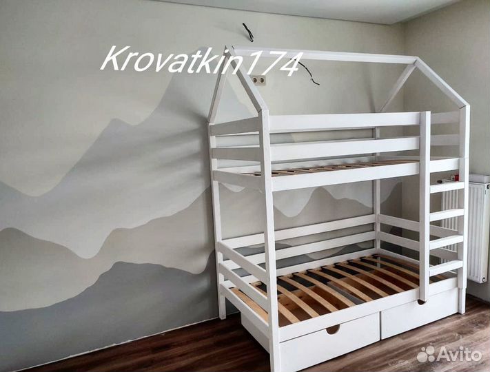 Детская кроватка домик