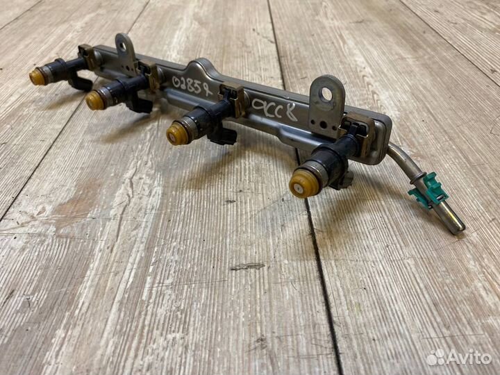 Топливная рампа с форсунками Honda Accord 8