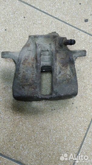 Суппорт тормозной передний Ауди 80 В3, 100 С3