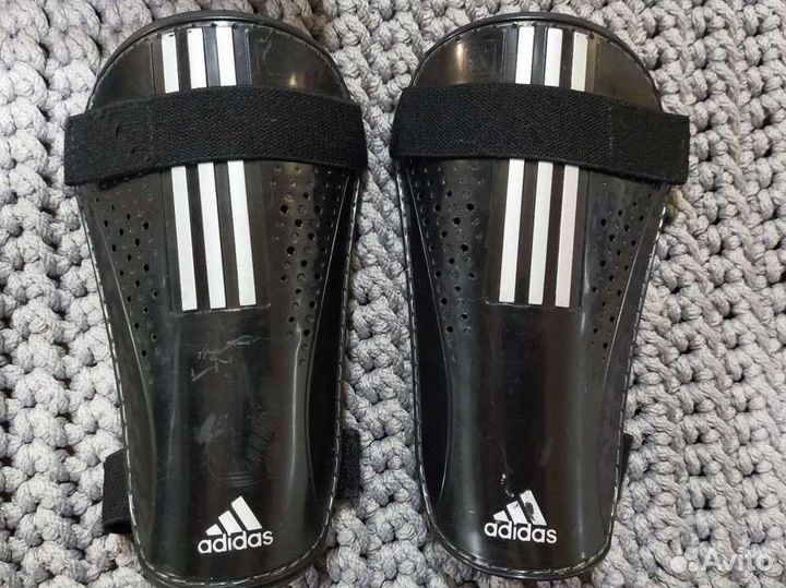 Щитки футбольные