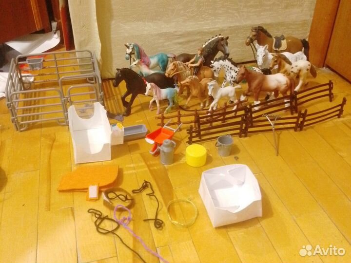 Фигурки лошадок