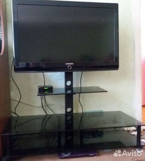 Стеклянная тумба под тв