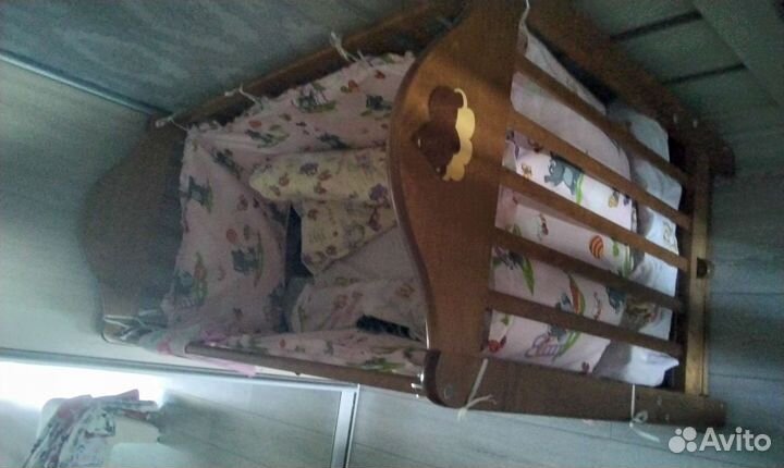 Детская кроватка с маятником