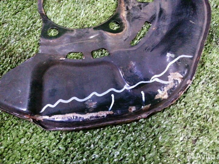 Кожух тормозного диска передний Toyota Rav4 ACA31