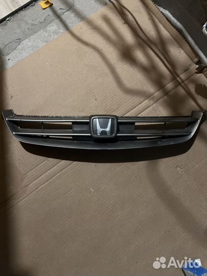 Продом решетку радиатора хонда Аккорд 1999