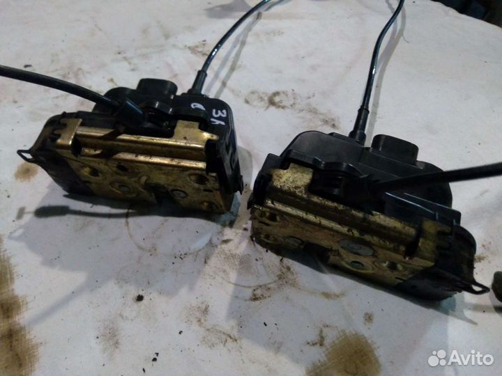 Nissan Primera P12 замок задний RH