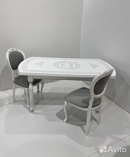 Кухонный стол и стулья из массива