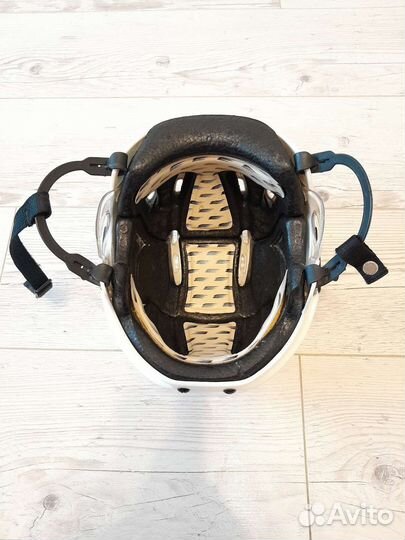 Хоккейный шлем