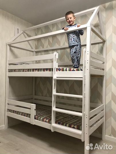 Двухъярусная кровать домик с безопасной лестницей