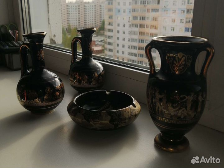 Пепельница и кувшины, Греция