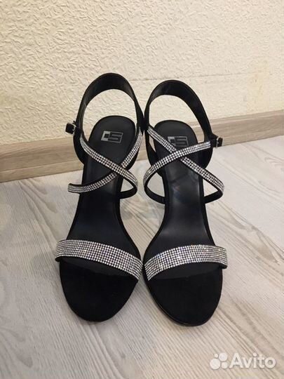 Босоножки на каблуке