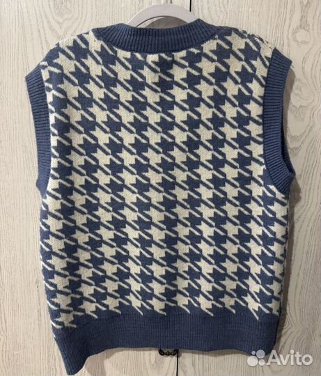 Жилетка вязаная голубая