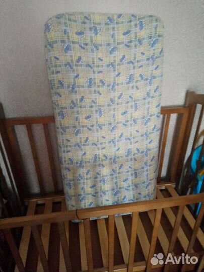 Детская кроватка с маятником