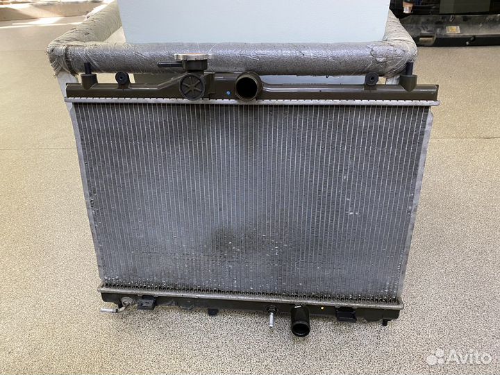 Радиатор охлаждения Nissan Tiida