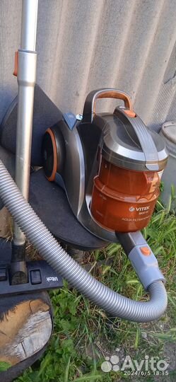 Пылесос Vitek-1800w, аква-колба, комплект, идеал