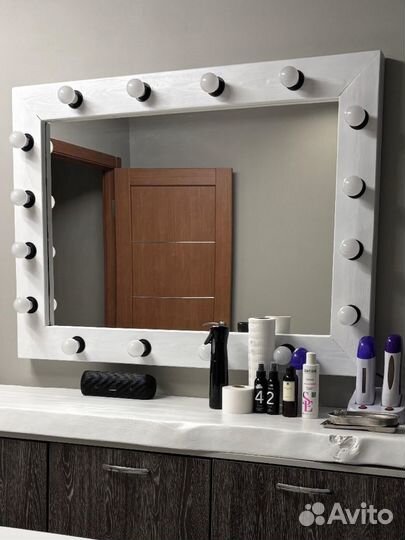 Гримёрный стол с зеркалом