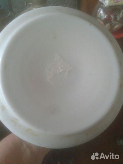 Ваза молочное стекло.Красный май