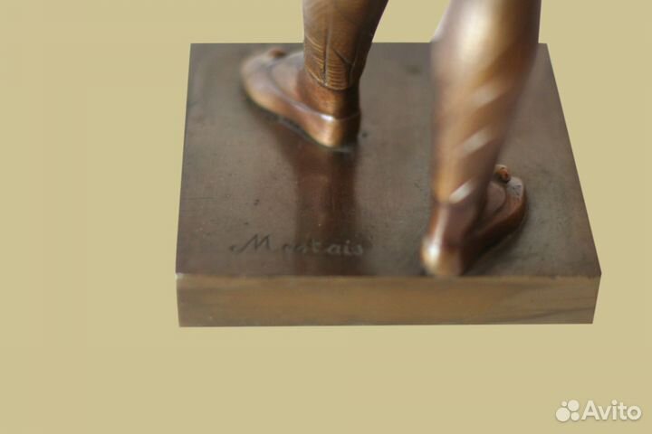 Бронзовая фигура девушка паж антиквариат из Европы