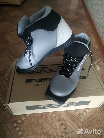 Продам лыжи с палками и лыжные ботинки