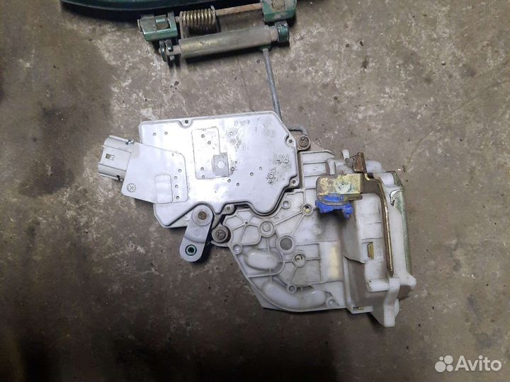 Замок двери nissan primera p11