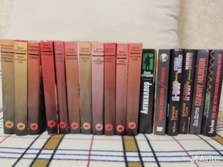 Книги разных жанров и сборники произведений