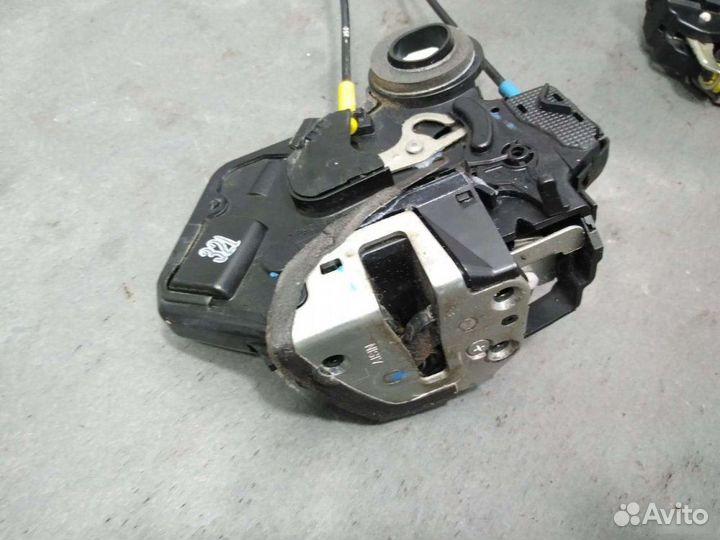 Замок двери Toyota Corolla E120 2003-2007