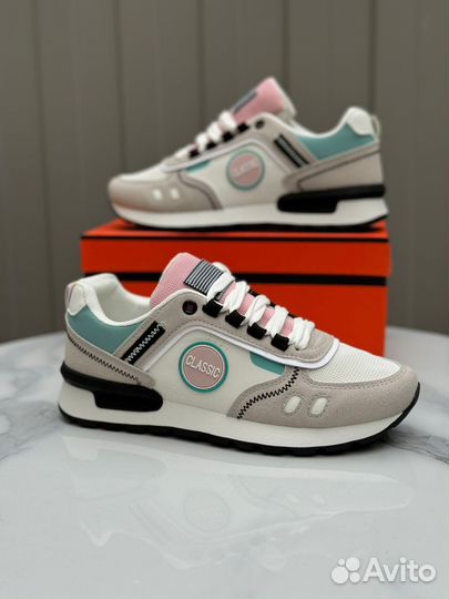 Кроссовки женские